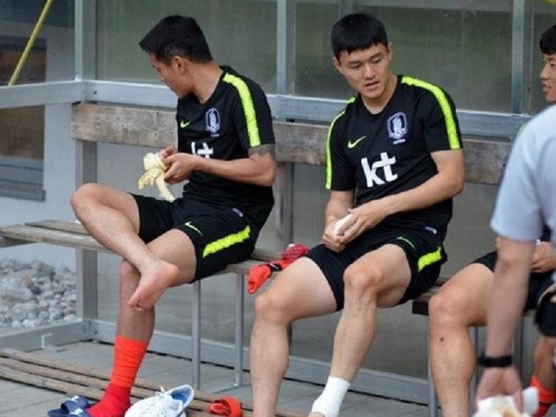 Chuối chín là thực phẩm vàng giúp bù Kali và ngăn ngừa chuột rút hiệu quả trước mỗi trận đấu.