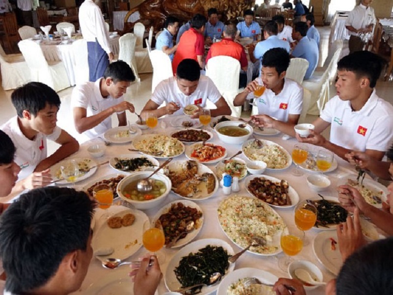 Sự kết hợp giữa đạm và tinh bột sau trận đấu giúp tái tạo cơ bắp theo đúng cẩm nang y học thể thao.