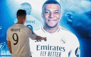 Kylian Mbappe rạng rỡ trong ngày ra mắt Real Madrid với chiếc áo số 9, bắt đầu hành trình chinh phục những đỉnh cao mới.