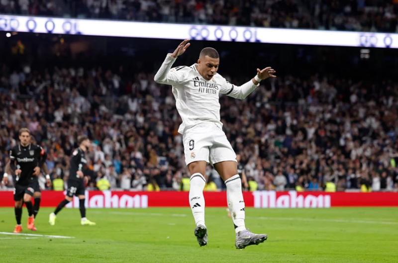 Khoác lên mình số áo của những huyền thoại như Ronaldo "Béo" và Benzema, Mbappe khẳng định vị thế sát thủ tại Madrid.