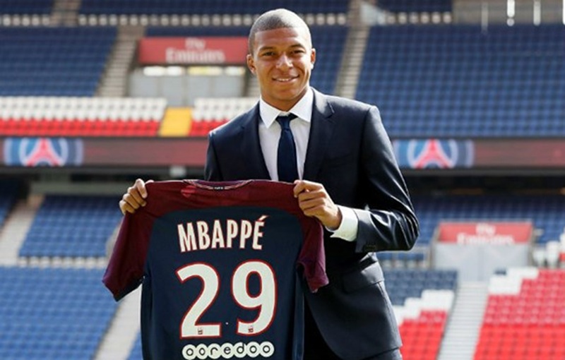 Số áo 29 tại PSG gắn liền với tình yêu gia đình, là ngày sinh của người em trai Ethan mà Mbappe luôn trân trọng.