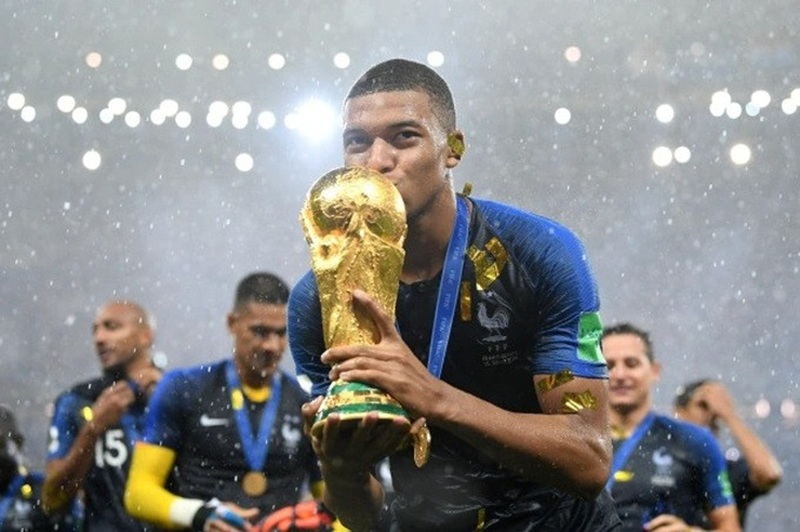 Ở tuổi 19, Mbappe cùng chiếc áo số 10 đã đưa bóng đá Pháp lên đỉnh thế giới sau 20 năm chờ đợi.