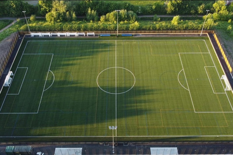 Kích thước sân bóng đá 5 người tiêu chuẩn FIFA 40m x 20m.