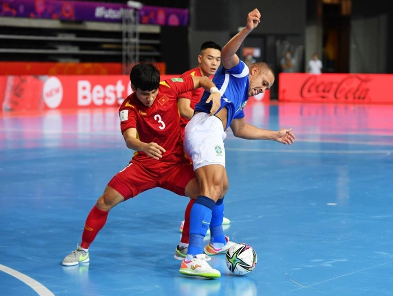 Cận cảnh quả bóng Futsal số 4 với đặc tính độ nảy thấp hỗ trợ kiểm soát bóng sệt.