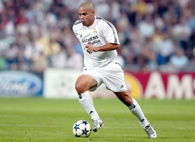 Ronaldo gia nhập Real Madrid sau chức vô địch World Cup 2002, đúng thời điểm đội bóng xây dựng dải ngân hà Galácticos.
