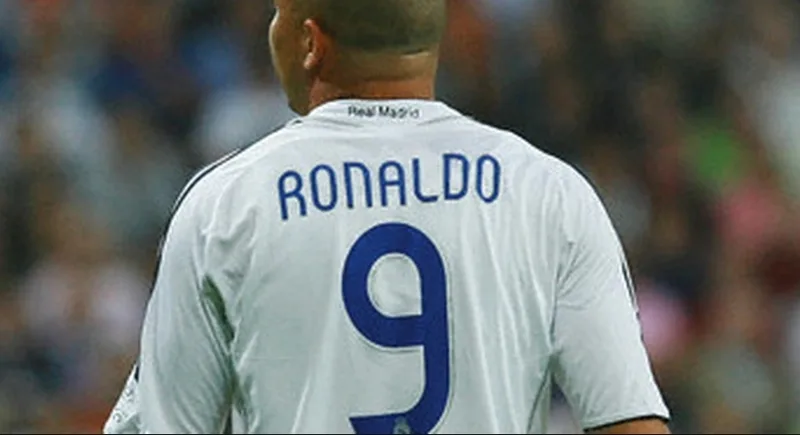 Hình ảnh Ronaldo số 9 trong màu áo trắng Real Madrid đã trở thành biểu tượng của một trung phong đẳng cấp thế giới.