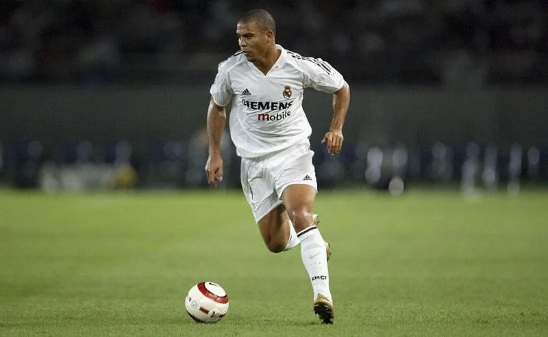 Ronaldo nổi bật với khả năng bứt tốc, rê bóng qua thủ môn và dứt điểm lạnh lùng trong vòng cấm.